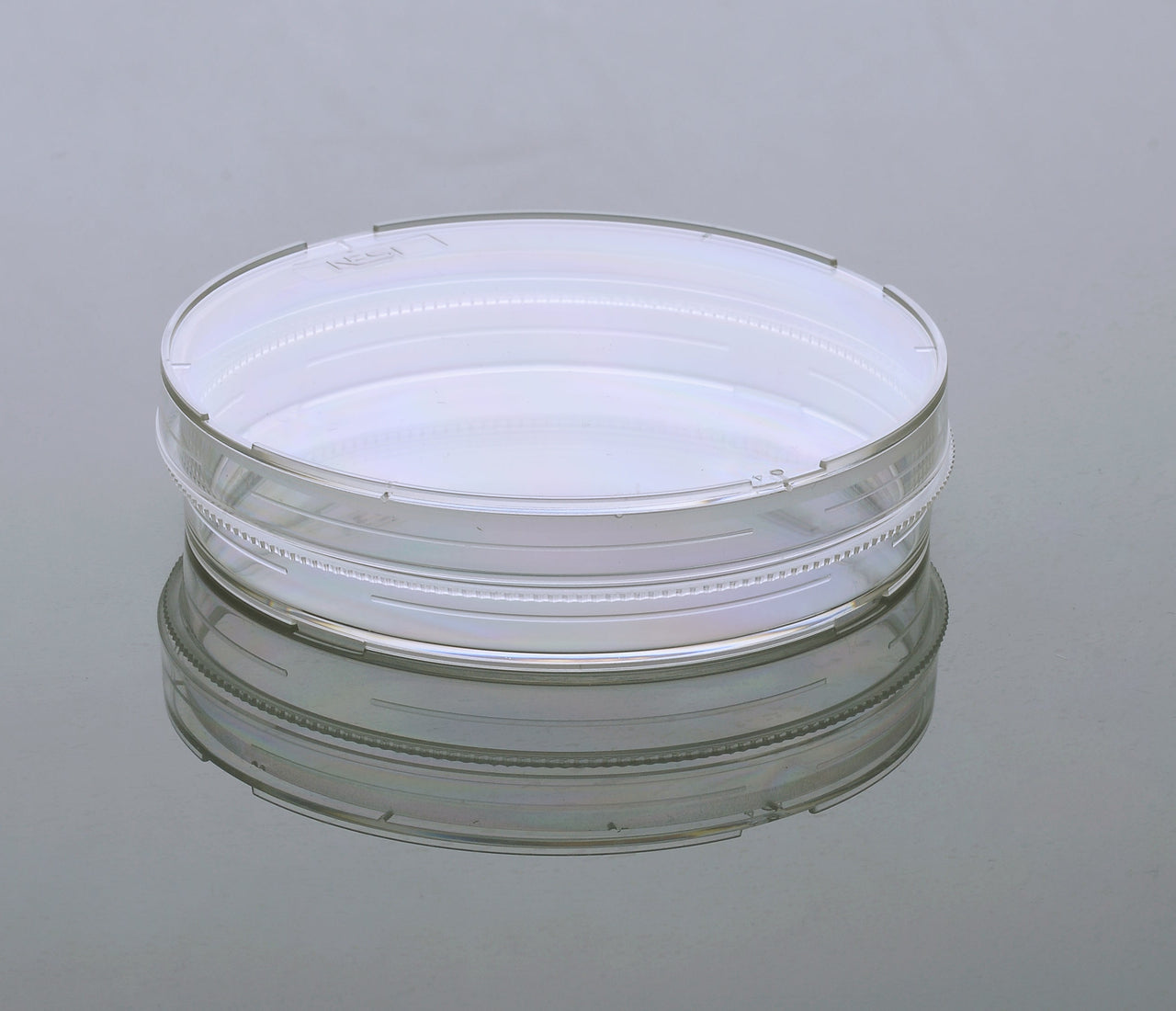 Vented vs Non-Vented Petri Dishes – GMP Plastic