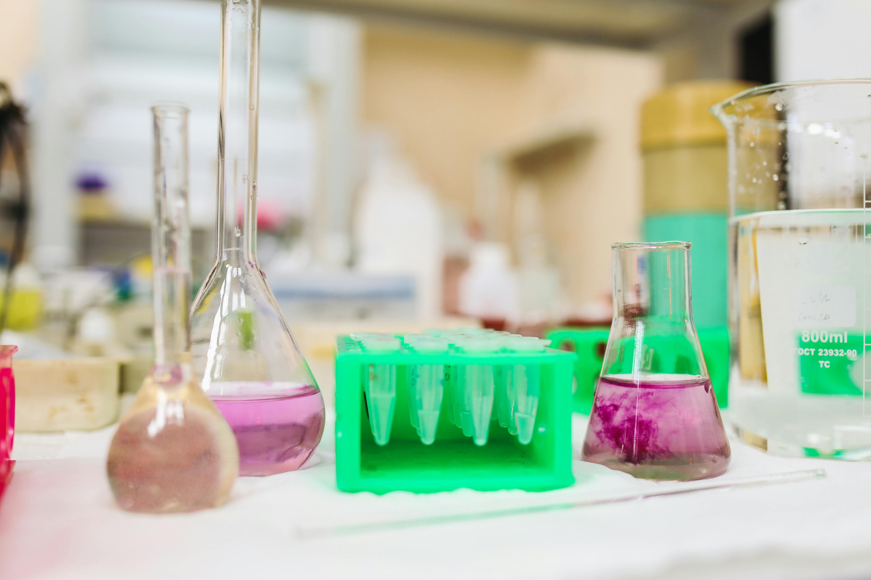 How to Ensure A Safe and Clean Lab Environment – GMP Plastic