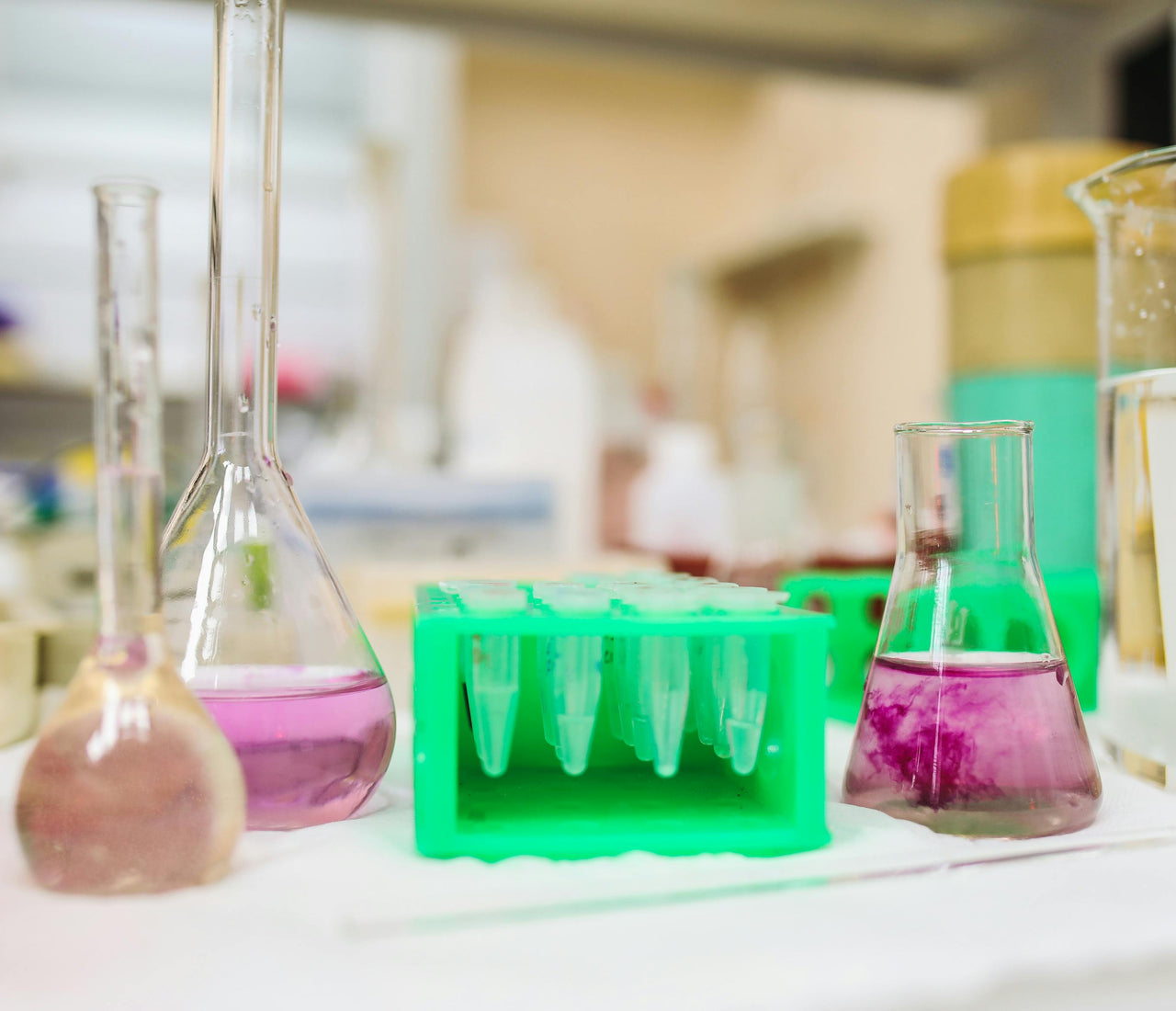 How to Ensure A Safe and Clean Lab Environment – GMP Plastic